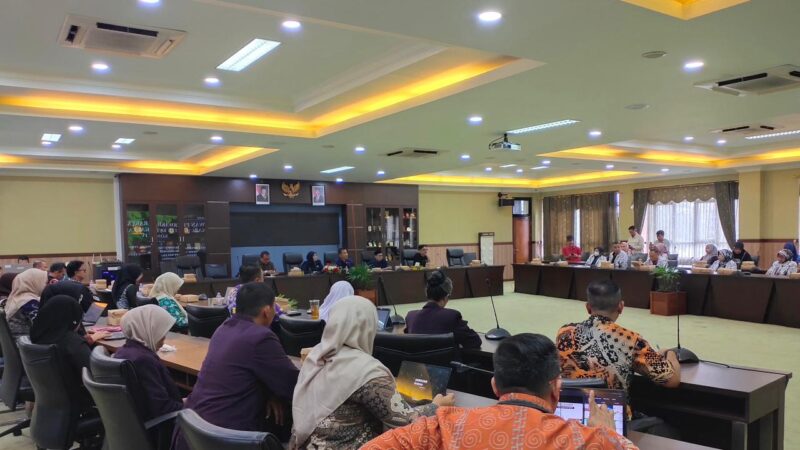 Rapat Dengar Pendapat DPRD Kukar bersama sejumlah pihak membahas permasalahan insentif guru honorer yang telat dibayar (Latif/Eksposisi)