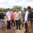 Bupati Kukar Aulia Rahman Basri meninjau jalan penghubung menuju Kutim (Istimewa)