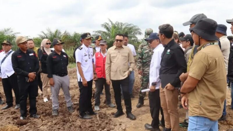 Bupati Kukar Aulia Rahman Basri meninjau jalan penghubung menuju Kutim (Istimewa)