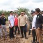 Bupati Kukar Aulia Rahman Basri meninjau jalan penghubung menuju Kutim (Istimewa)