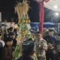 Rebutan gunungan hasil bumi dalam tradisi Sedekah Bumi di Bukit Biru (Latif/Eksposisi)