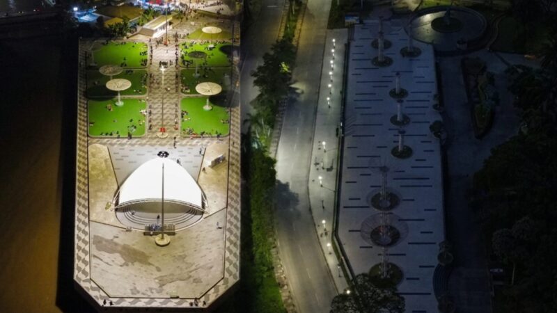 Kontras perbedaan kondisi Taman Tanjong di sisi kiri dan Taman Kota Raja di kanan (Eksposisi)