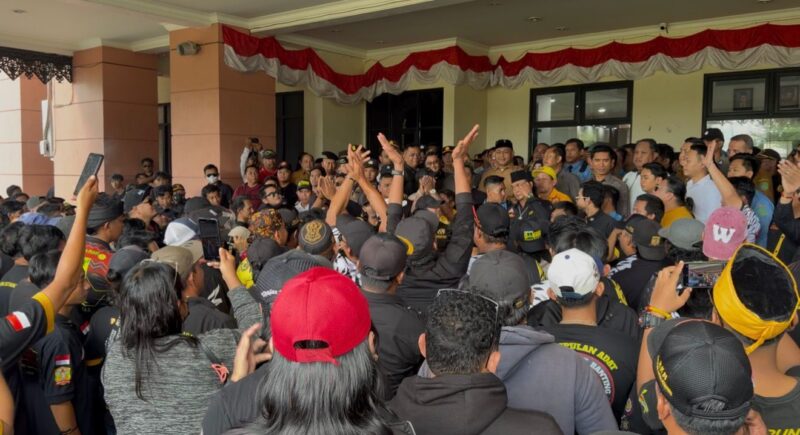Aksi unjuk rasa dari gabungan ormas di Gedung DPRD Kukar (Latif/Eksposisi)