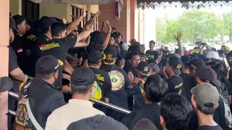 Aksi unjuk rasa dari gabungan ormas di Gedung DPRD Kukar (Istimewa)