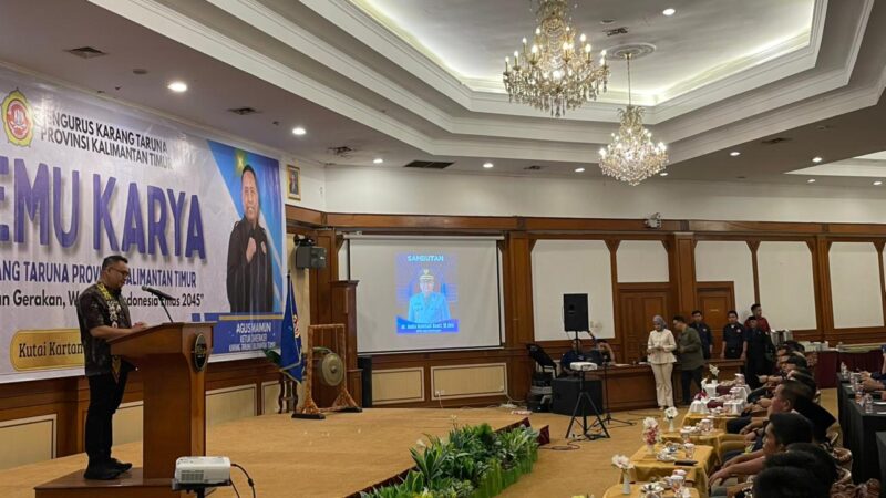 Bupati Kutai Kartanegara, Aulia Rahmam Basri saat memberi sambutan pada acara Temu Karya Karang Taruna Kaltim (Latif/Eksposisi)