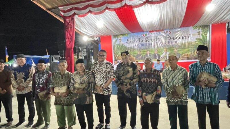 Foto bersama dalam kegiatan Sedekah Bumi di Bukit Biru (Latif/Eksposisi)
