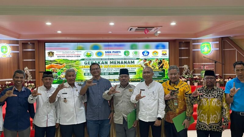Penyerahan sertifikat penghargaan atas kontribusi dalam mendukung kegiatan pendidikan, pelatihan terpadu pertanian (Latif/Eksposisi)