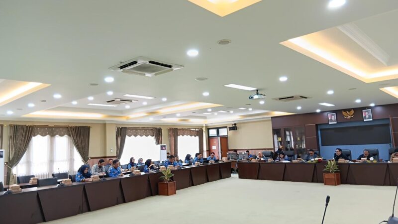 Rapat pembahasan Rancangan Peraturan Daerah tentang Peran Serta Perusahaan Swasta dalam Pembangunan Kepariwisataan (Latif/Eksposisi)