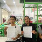 Perwakilan pedagang Tangga Arung Square memegang surat perjanjian (Latif/Eksposisi)