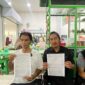 Perwakilan pedagang Tangga Arung Square memegang surat perjanjian (Latif/Eksposisi)