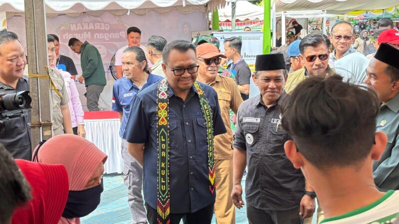 Bupati Kukar, Aulia Rahman Basri meninjau lapak Gerakan Pangan Murah di Loa Kulu (Latif/Eksposisi)