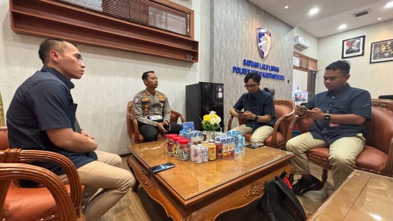Kasatlantas Polres Kukar AKP Ahmad Fandoli menerima perwakilan IESPA Kukar (Istimewa)