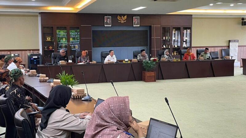 Audiensi membahas perlindungan masyarakat adat di DPRD Kukar (Latif/Eksposisi)