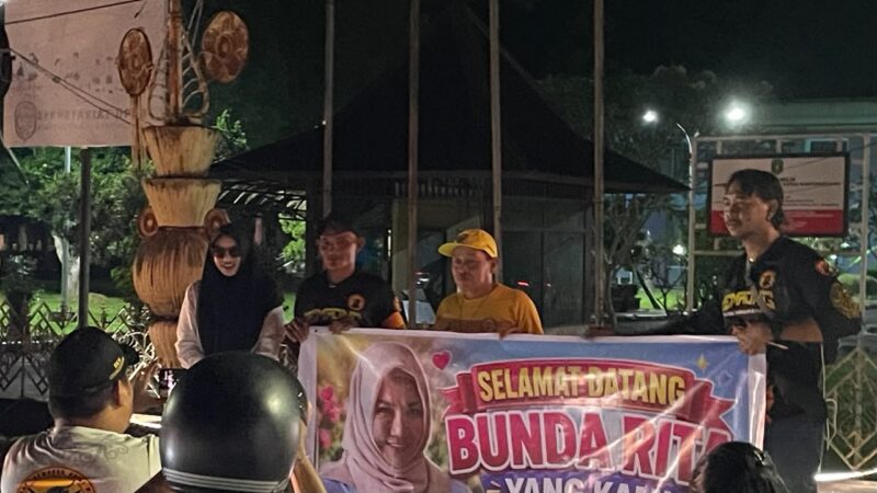 Masyarakat menyambut Kepulangan Rita Widyasari di Tenggarong (Latif/Eksposisi)