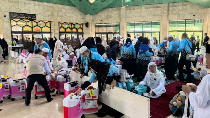 Jemaah haji asal Kabupaten Kutai Kartanegara tiba di Tenggarong (Latif/Eksposisi)