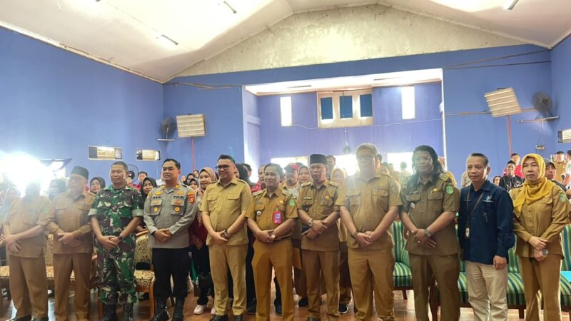 Penyerahan bantuan permakanan di Kecamatan Loa Kulu (Latif/Eksposisi)