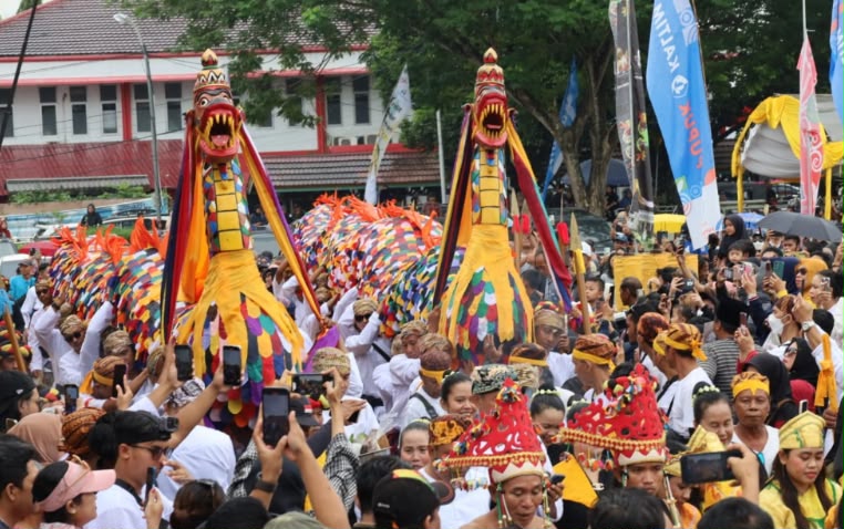 Prosesi mengulur naga dalam rangkaian Festival Adat Erau (Istimewa)