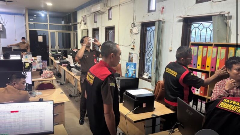 Tim Penyidik Kejaksaan Tinggi  Kalimantan Timur menggeledah Kantor Dinas Pendidikan dan Kebudayaan Kutai Kartanegara (Latif/Eksposisi)