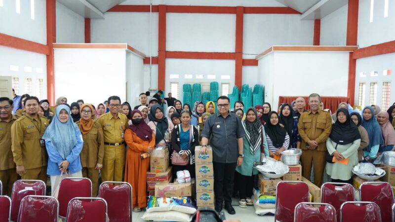 Penyalurkan bantuan usaha ekonomi produktif kepada 50 perempuan pelaku ekonomi kreatif di Kecamatan Tenggarong (Latif/Eksposisi)