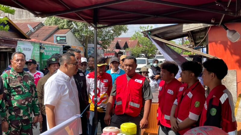 Bupati Kukar, Aulia Rahman Basri mengunjungi posko korban kebakaran di Tenggarong (Latif/Eksposisi)