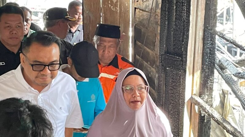 Bupati Kukar, Aulia Rahman Basri mengunjungi lokasi kebakaran di Kelurahan Baru Kecamatan Tenggarong (Latif/Eksposisi)