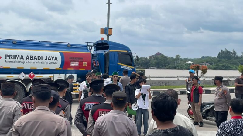 Aksi Demonstrasi HMI Cabang Kutai Kartanegara di Kantor Bupati Kutai Kartanegara (Latif/Eksposisi)