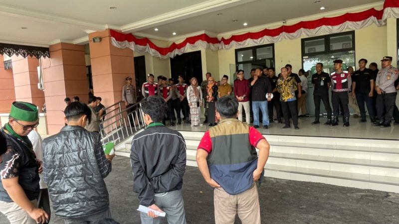 Aksi Demonstrasi HMI Cabang Kutai Kartanegara di Kantor DPRD Kutai Kartanegara (Latif/Eksposisi)