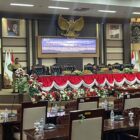Bupati Kukar, Aulia Rahman Basri menyampaikan Laporan Realisasi Semester Pertama APBD dan Prognosis Enam Bulan Berikutnya Tahun Anggaran 2026 dalam Rapat Paripurna DPRD Kukar (Latif/Eksposisi)