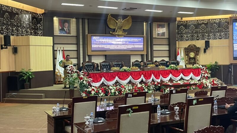 Bupati Kukar, Aulia Rahman Basri menyampaikan Laporan Realisasi Semester Pertama APBD dan Prognosis Enam Bulan Berikutnya Tahun Anggaran 2026 dalam Rapat Paripurna DPRD Kukar (Latif/Eksposisi)