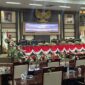 Bupati Kukar, Aulia Rahman Basri menyampaikan Laporan Realisasi Semester Pertama APBD dan Prognosis Enam Bulan Berikutnya Tahun Anggaran 2026 dalam Rapat Paripurna DPRD Kukar (Latif/Eksposisi)