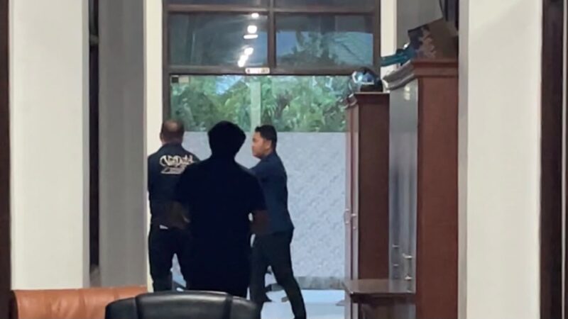 Aparat penegak hukum saat berada di Kantor Disdikbud Kukar (Latif/Eksposisi)