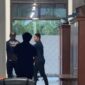 Aparat penegak hukum saat berada di Kantor Disdikbud Kukar (Latif/Eksposisi)