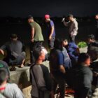 Evakuasi pasutri yang tercebur ke Sungai Mahakam (Latif/Eksposisi)