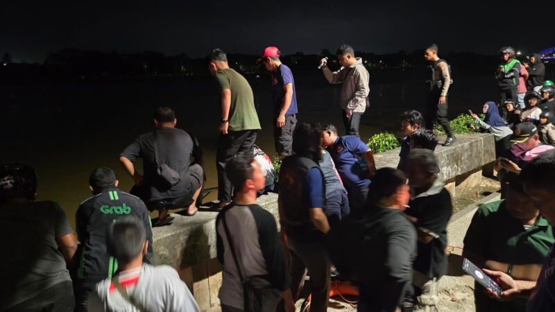 Evakuasi pasutri yang tercebur ke Sungai Mahakam (Latif/Eksposisi)
