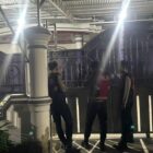 Polisi saat melakukan pengamanan di sebuah rumah yang digeledah di Tenggarong (Latif/Eksposisi)