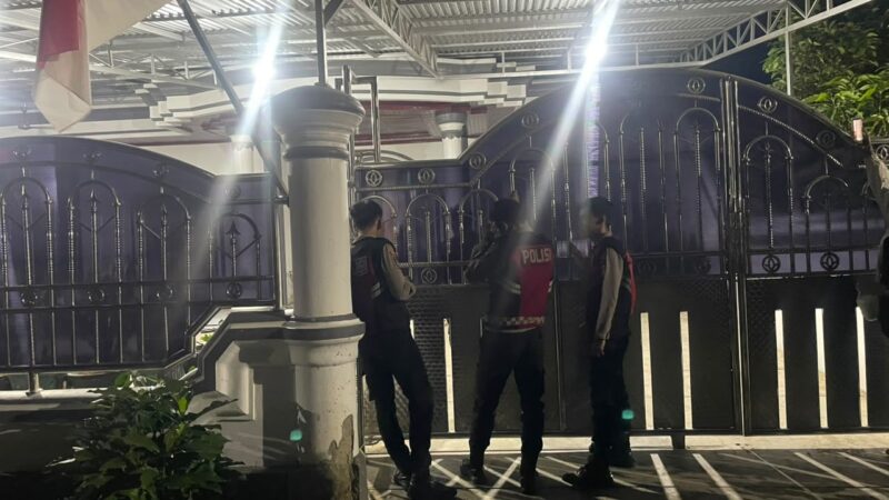 Polisi saat melakukan pengamanan di sebuah rumah yang digeledah di Tenggarong (Latif/Eksposisi)
