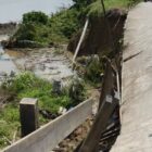 Longsor jalan utama di Desa Batuq Kecamatan Muara Muntai (Istimewa)
