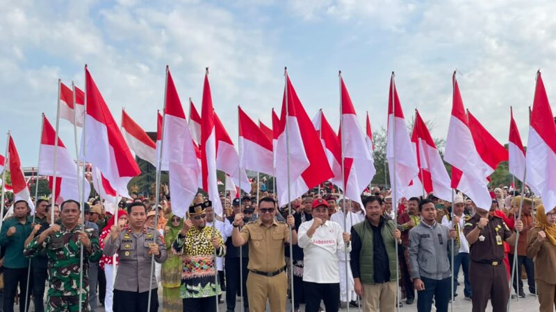 Pembagian 10 juta Bendera Merah Putih dalam rangka menyambut peringatan Kemerdekaan Republik Indonesia (Latif/Eksposisi)