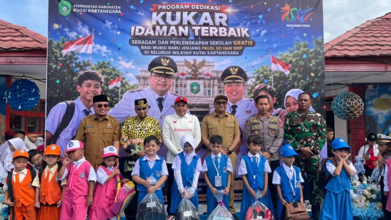 Penyerahan perlengkapan sekolah gratis di Tenggarong (Latif/Eksposisi)