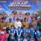 Penyerahan perlengkapan sekolah gratis di Tenggarong (Latif/Eksposisi)