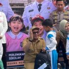 Bupati Kutai Kartanegara Aulia Rahman Basri menyerahkan seragam sekolah gratis bagi siswa di Tenggarong (Latif/Eksposisi)