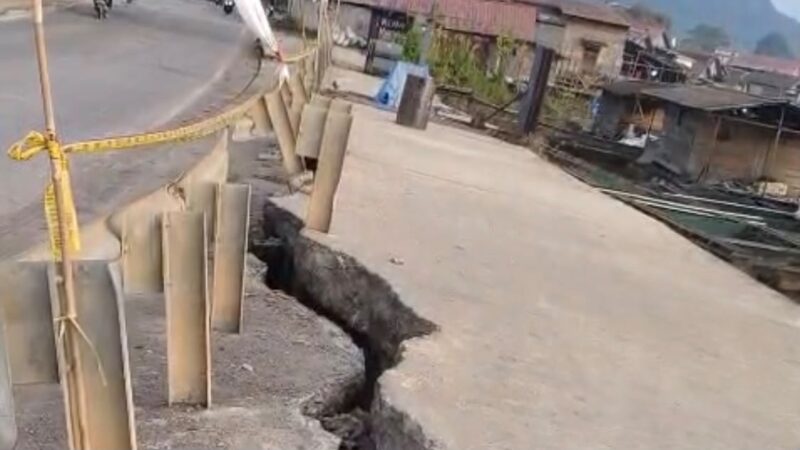 Kondisi jalan poros di Dusun Margasari yang mengalami keretakan (istimewa)