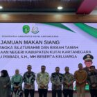 Foto bersama jamuan makan siang dalam rangka silaturahmi dan ramah tamah bersama Kepala Kejaksaan Negeri (Kajari) Kukar (Latif/Eksposisi)
