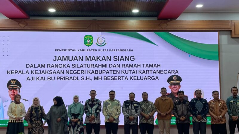 Foto bersama jamuan makan siang dalam rangka silaturahmi dan ramah tamah bersama Kepala Kejaksaan Negeri (Kajari) Kukar (Latif/Eksposisi)