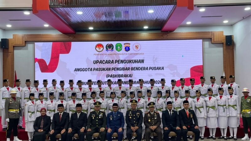 Foto bersama usai Pengukuhan Pasukan Pengibar Bendera Pusaka Kutai Kartanegara (Latif/ Eksposisi)