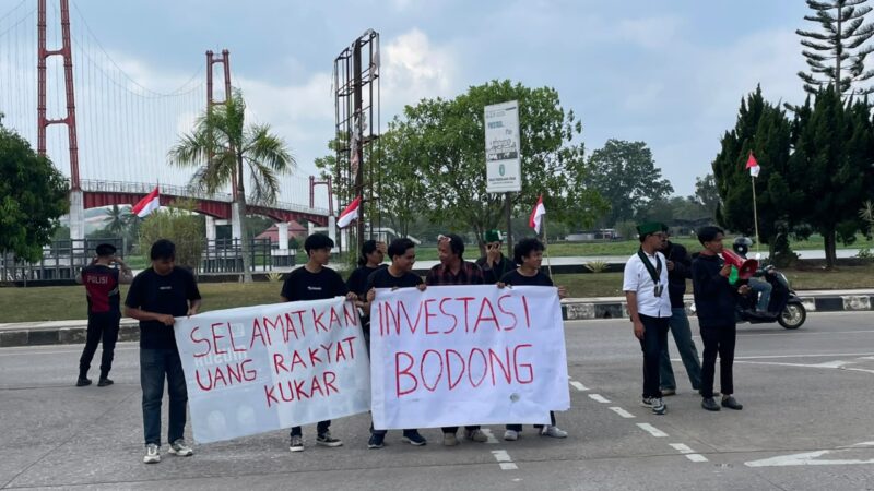 Unjuk rasa HMI Kukar di Bankaltimtara Cabang Tenggarong (Latif/Eksposisi)