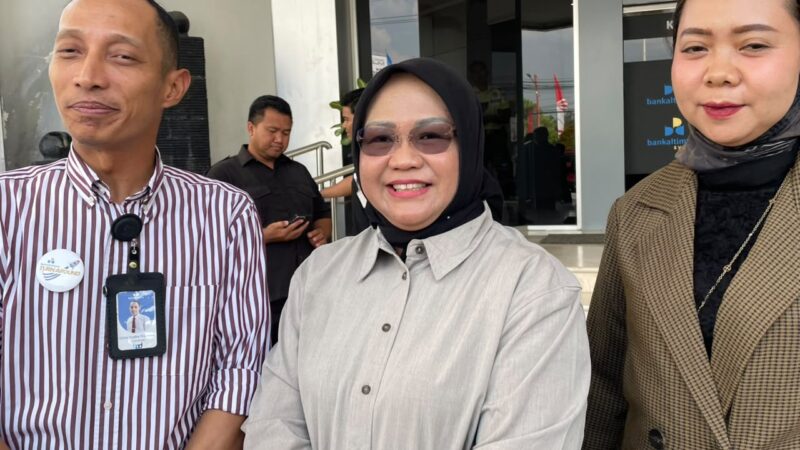 Rita Kurniasih (tengah) - Pemimpin Sekretariat Perusahaan dan Hukum Bankaltimtara (Latif/Eksposisi)