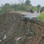 Kondisi jalan di Desa Kayu Batu Kecamatan Muara Muntai yang Longsor (Istimewa)