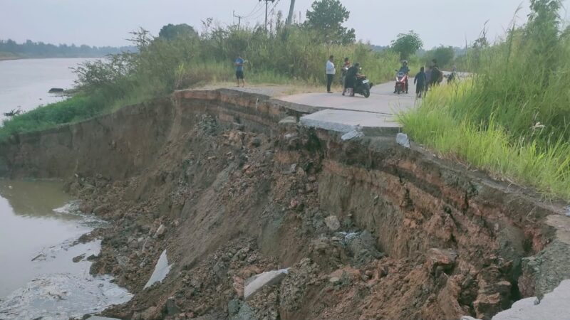 Kondisi jalan di Desa Kayu Batu Kecamatan Muara Muntai yang Longsor (Istimewa)