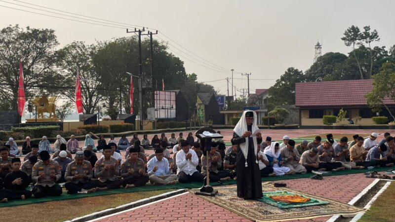 Salat Istisqa di Halaman Polres Kutai Kartanegara (Latif/Eksposisi)